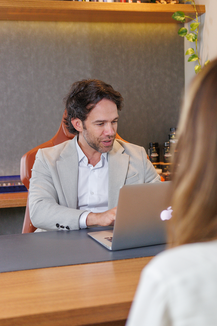 Dr. Caio durante consulta